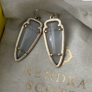 Kendra Scott gray/gold Arrowhead Skylar drop earrings